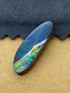 Australischer loser Boulder-Opal mit 9,00 ct. Winton, Queensland. 29 mm x 10 mm.