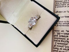 Anello artigianale in platino 950 con tre diamanti in taglio Old European stile Art Déco da 4,30 ct