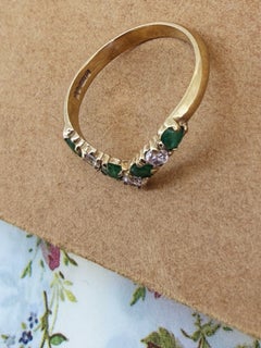 Contour V-Shaped Diamond & Emerald English Wedding Band in 9K Yellow Gold.