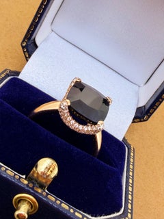Anello da cocktail Cerrone con zaffiro da 8,00 ct, diamanti e oro rosa 18 carati.