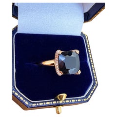 Anello da cocktail Cerrone con zaffiro da 8,00 ct, diamanti e oro rosa 18 carati.