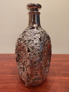 Carafe en verre et bouchon en argent sterling, de fabrication japonaise. En forme de bouteille « Dimple Haig »