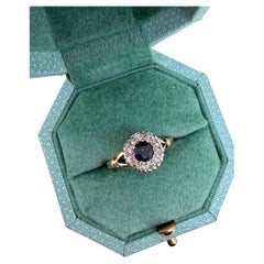 Anello Art Déco di Willis & Sons con zaffiro da 0,60 ct, diamanti, oro 15K e platino con montatura a halo