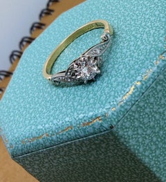 Anello in oro 18 carati/platino in stile Art Déco con diamante solitario da 0,30 carati e dettagli decorativi, finitura milgrain