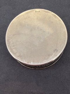 Scatolina rotonda in argento tedesco 800 in stile Art Déco, riccamente decorata a rilievo, per piccoli oggetti / contenitore