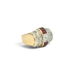 Bague « tank » ornée d'un diamant à la taille ancienne européenne et d'un rubis, vers 1940, or 18 carats