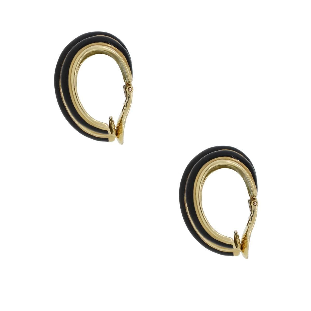Material: 18k Yellow Gold and Black onyx
Measurements: 1.50
