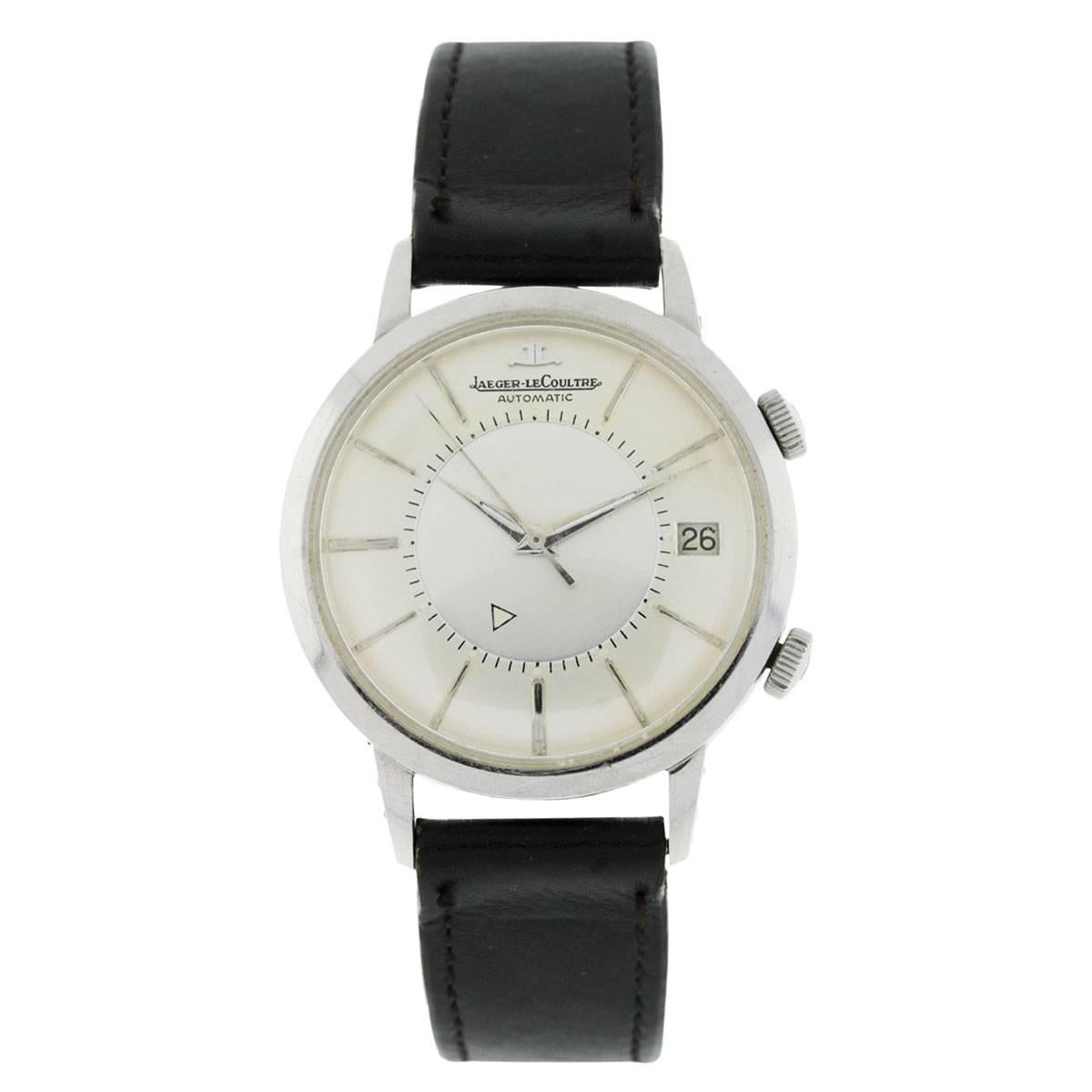 Marke: Jaeger LeCoultre
Modell: Memovox
Gehäuse-Material: Rostfreier Stahl
Gehäuse-Durchmesser: 36mm
Lünette: Glatte Edelstahllünette
Zifferblatt: Versilbertes Zifferblatt mit silbernen Zeigern, Datumsfenster bei 3 Uhr, zentrales
