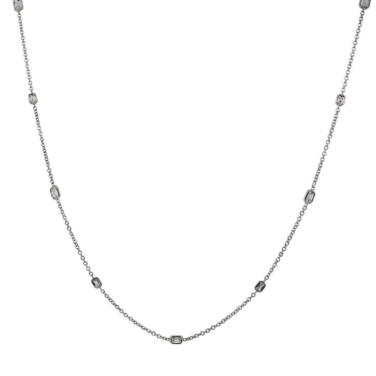 Material: 18k Weißgold
Diamant-Details: Ungefähr 4,55ctw von Diamanten im Smaragdschliff. Die Diamanten haben eine Farbe von G/H und eine Reinheit von VS
Messungen	: 36