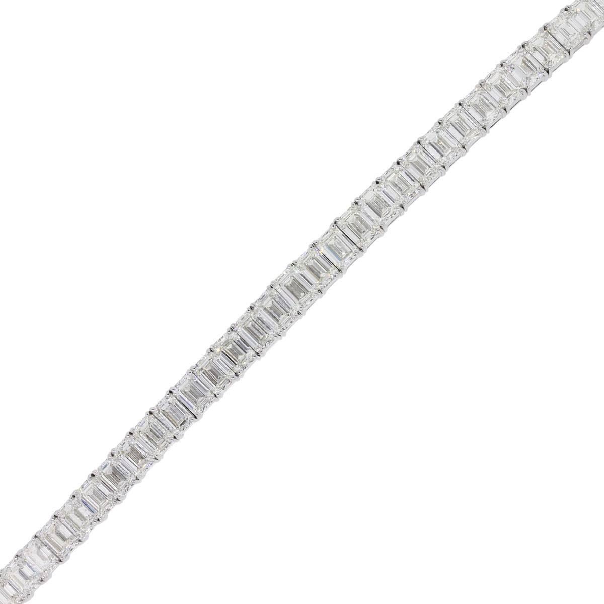 Bracelet tennis gradué en platine avec diamants taille émeraude de 35,40 carats