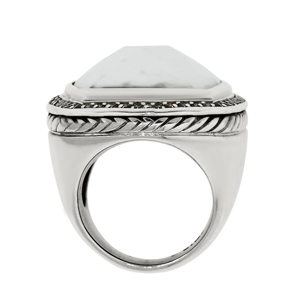 Designer: David Yurman
Material: Sterling silver
Diamond Details: Approximately o.26ctw of round brilliant diamonds.
Gemstone Details: 20mm x 20mm white agate
Size: 6 (can be sized)
Total Weight: 33.8g (14dwt)
Measurements: 1.18″ x 0.87″ x