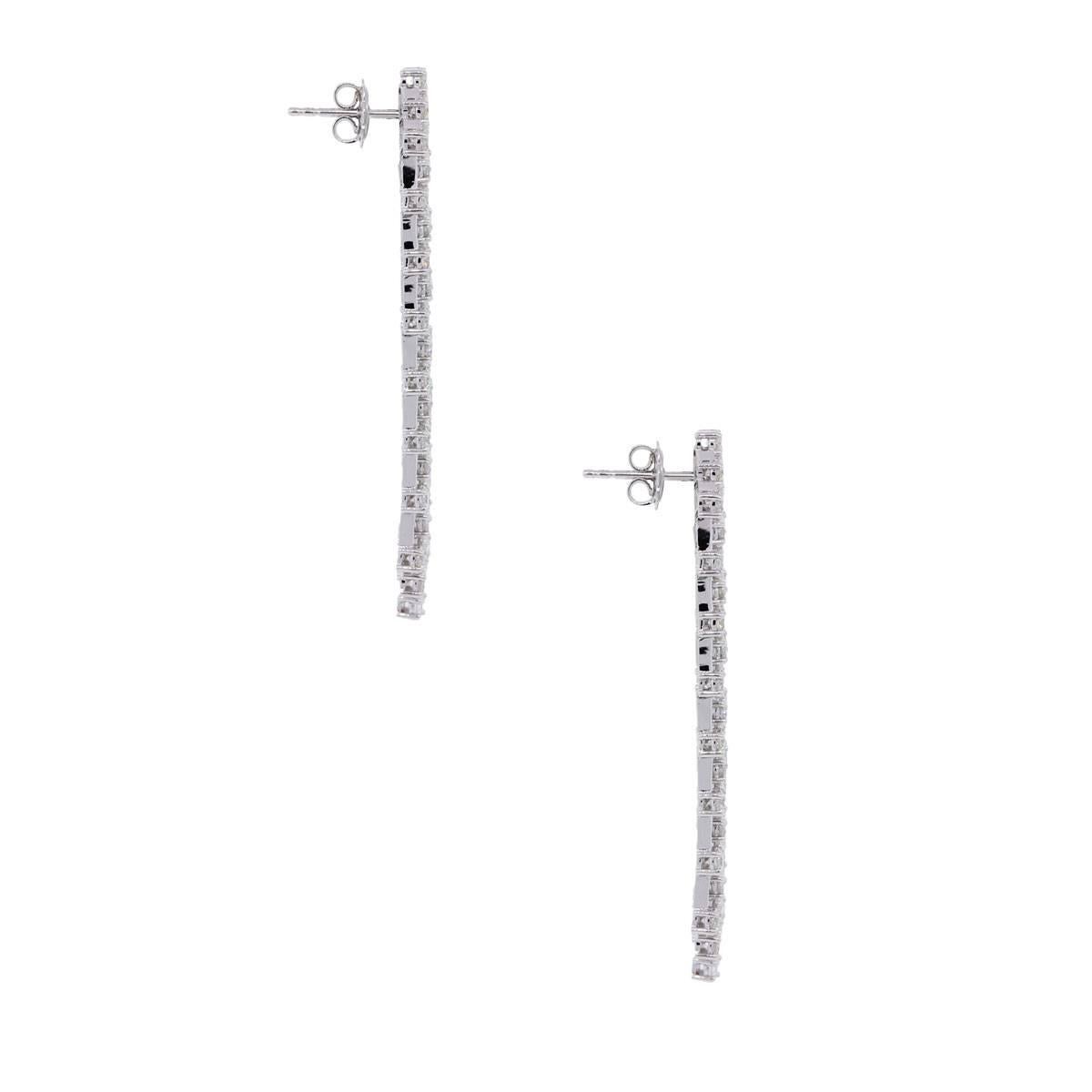 Matériau : or blanc 14k
Détails des diamants : Environ 6,98ctw de diamants ronds et brillants. Les diamants sont de couleur G/H et de pureté VS
Mesures des boucles d'oreilles : 2.25″ x 0.21″ x 0.53″
Dos de la boucle d'oreille : Post friction
Poids