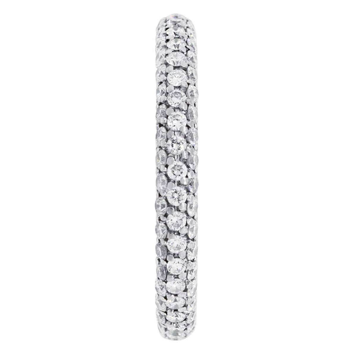 Brand: De Beers
Material: 18k white gold
Diamond Details: Approximately 1.10ctw of round brilliant diamonds. Diamonds are G in color and VS in clarity.
Size: 8
Total Weight: 3.0g (1.9dwt)
Measurements: 0.90″ x 0.15″ x 0.90″
Additional Details: This