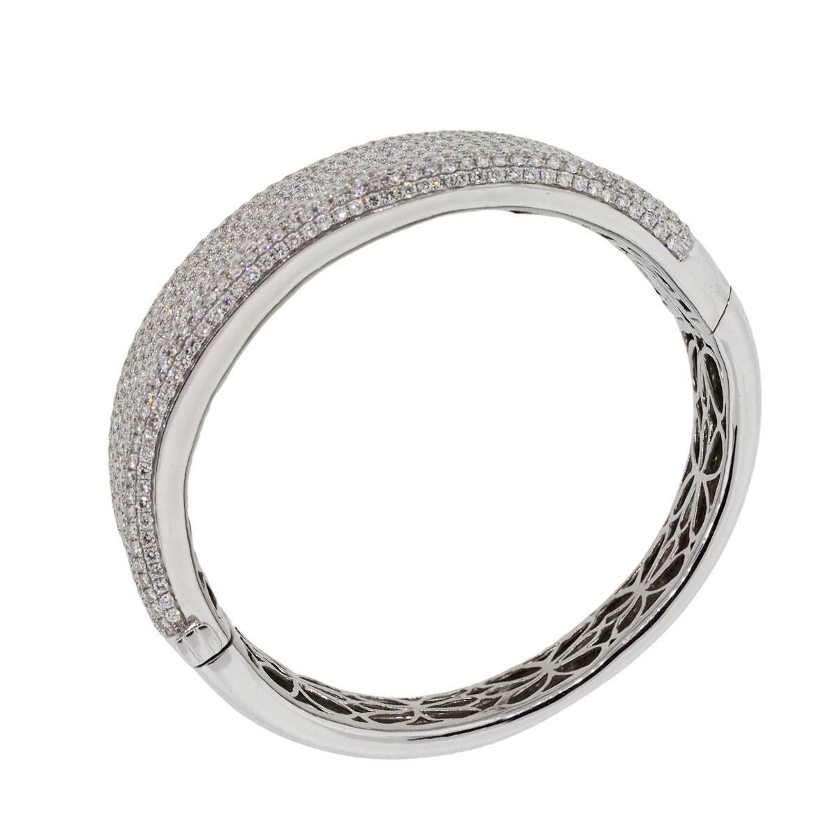 Material: 18k white gold
Diamond Details: Approximately 17.57ctw of round brilliant diamonds. Diamonds are G/H in color and VS in clarity
Clasp: Hinged clasp
Total Weight: 79.6g (51.1dwt)
Measurements: Will fit a 7″ wrist. Bracelet is 1.12″ in