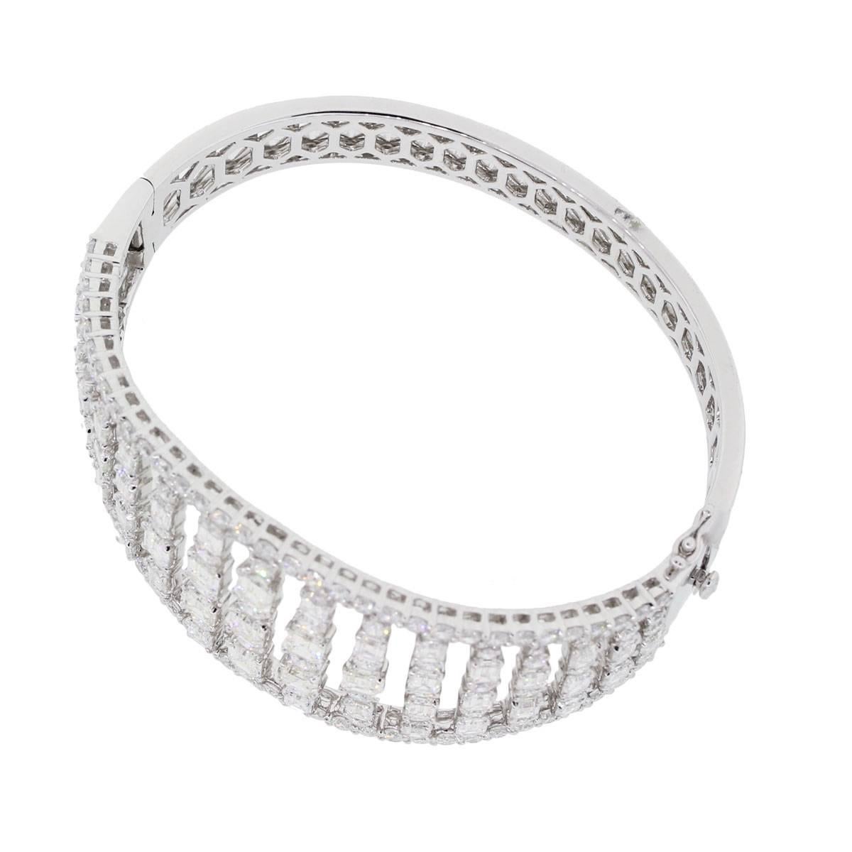 Material: 18k white gold
Diamond Details: Approximately 17.88ctw of baguette shape diamonds and round brilliant diamonds. Diamonds are G/H in color and VS in clarity
Clasp: Tongue in box clasp with safety latch
Total Weight: 50.6g