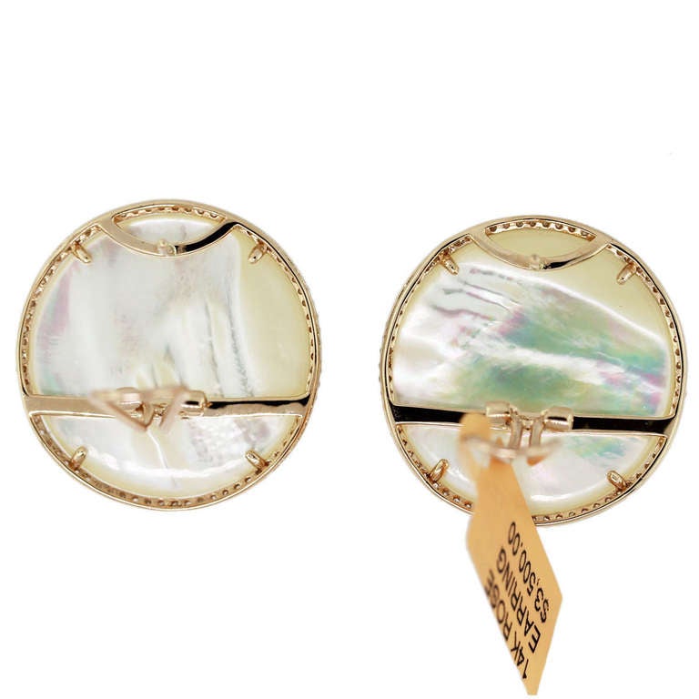 Style: 14k Rose Gold Diamond Mother of Pearl Button Earrings
Material: 14K Rose Gold
Weight: 8.9dwt (13.9g)
Gemstones: 1