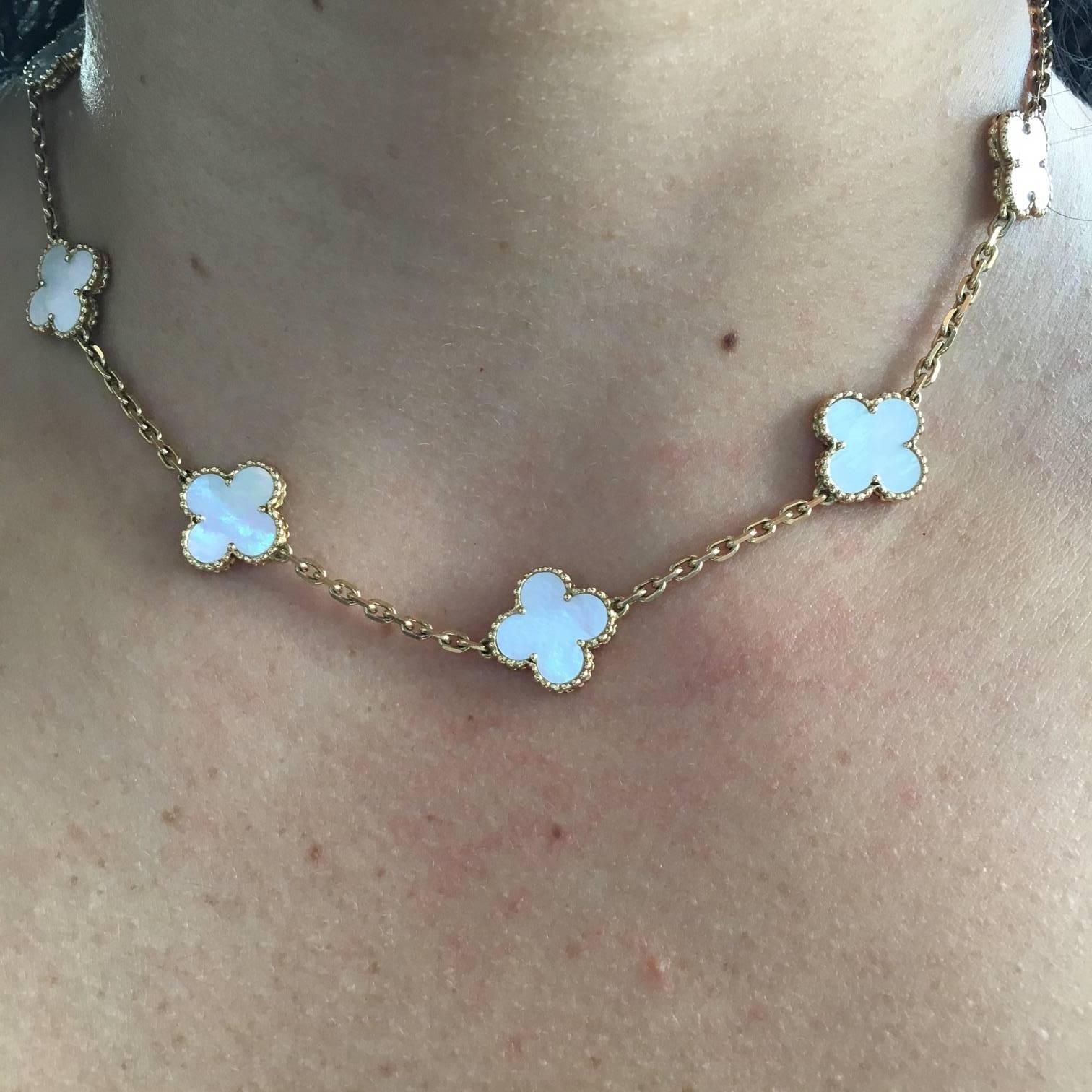 Van Cleef & Arpels Alhambra Perlmutt Gold 10 Motiv-Halskette im Zustand „Neu“ in Boca Raton, FL