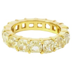Anillo de eternidad de oro amarillo de 18 quilates con un diamante natural amarillo de corte cojín