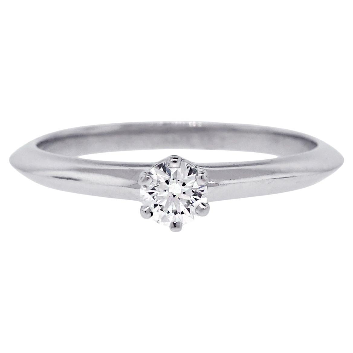 Tiffany 
Co. Verlobungsring aus Platin mit natürlichem 0,21 Karat rundem Diamanten, auf Lager im Angebot