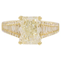 GIA Natural 3.01 Carat Radiant Cut Diamond 18-Karat Engagement Ring In Stock