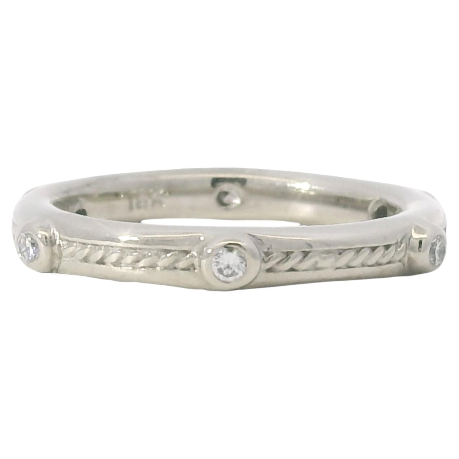 Anillo de oro blanco de 18 quilates con un diamante redondo natural de 0,10 quilates y banda texturizada en venta