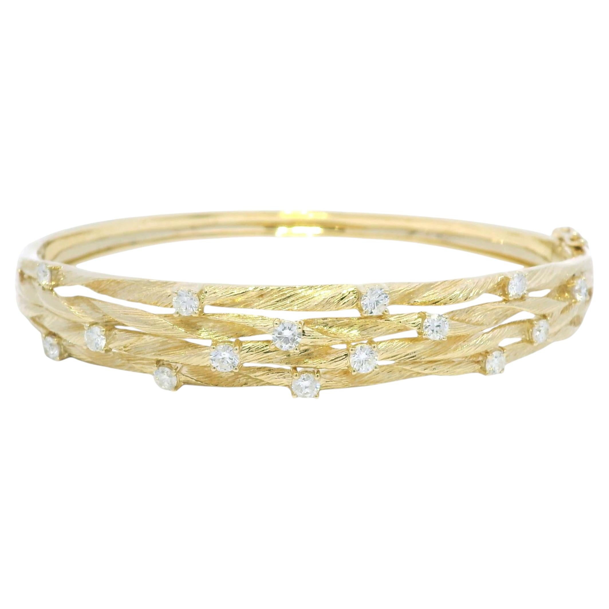 Pulsera tipo brazalete «D'oro by Effy» de oro amarillo de 14k con diamantes naturales y textura en venta