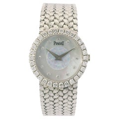 Montre Piaget en or blanc 18 carats avec cadran et lunette ornés d'opale, de perles et de diamants