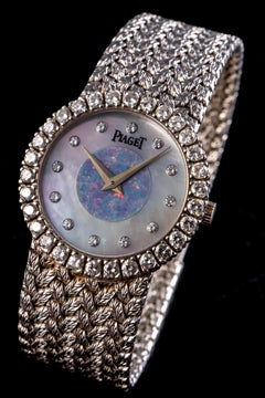 Montre Piaget en or blanc 18 carats avec cadran et lunette ornés d'opale, de perles et de diamants