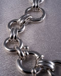 Bracelet à breloques en or blanc 18 carats « Double Bar » à maillons ouverts d'Aaron Basha