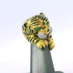 Bague vintage en or jaune 18 carats représentant un tigre, avec des yeux en émeraude, un nez en rubis et un diamant naturel
