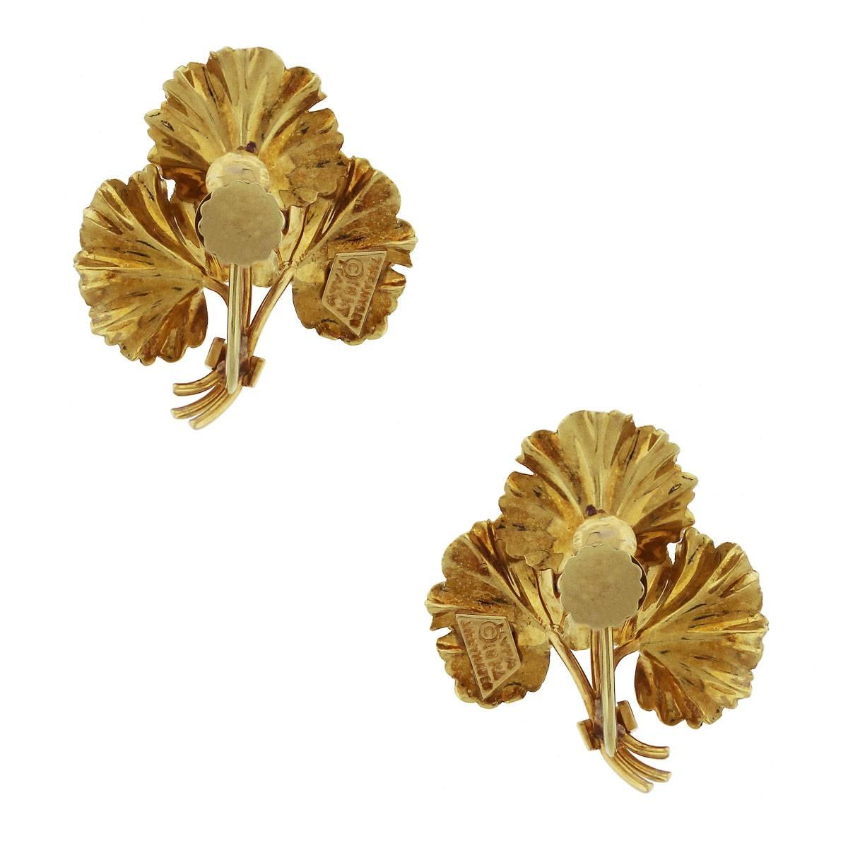 Taille ronde Tiffany & Co. Boucles d'oreilles fleurs saphir en vente