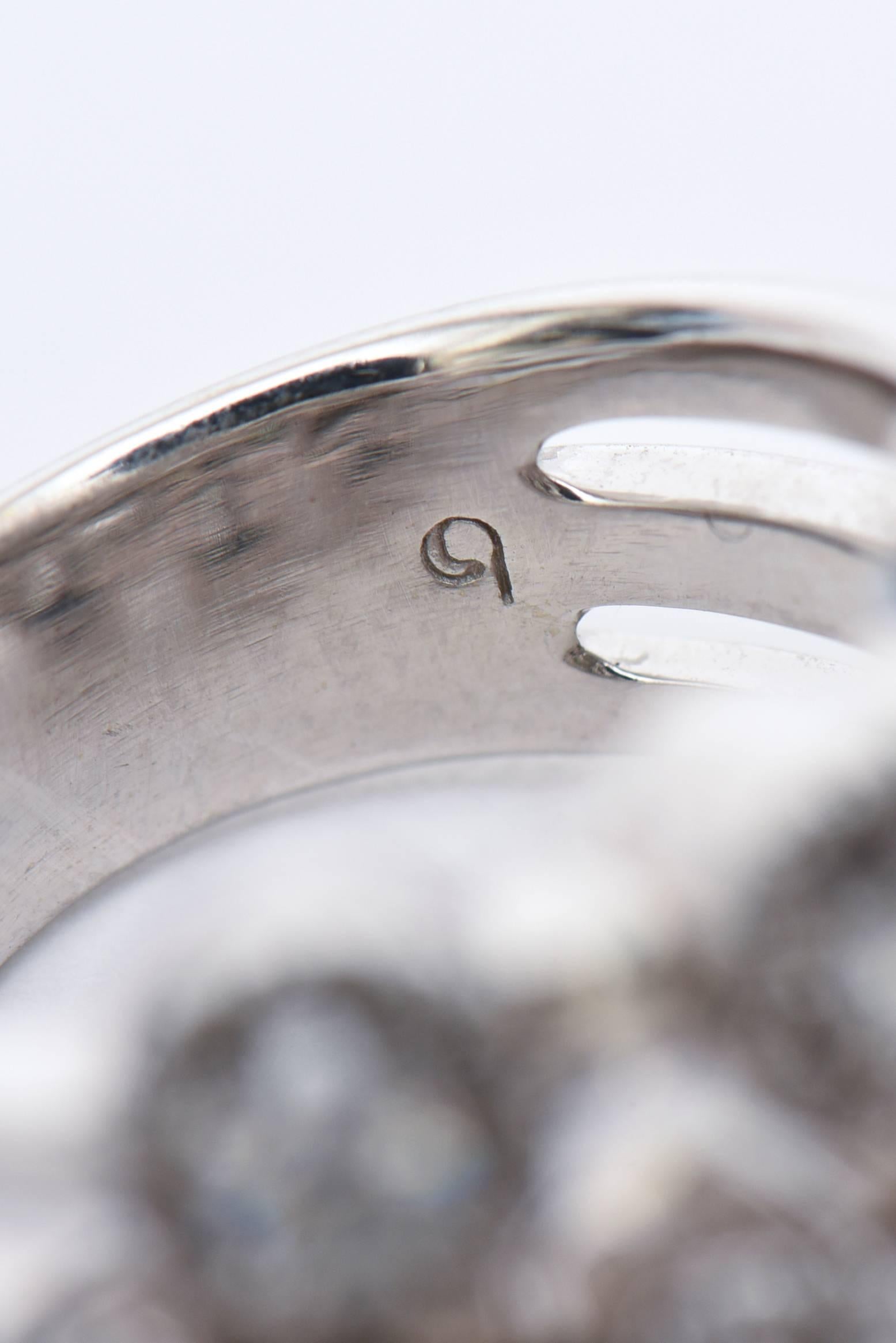 Anello a tre file di diamanti in oro bianco 14 carati in vendita 3