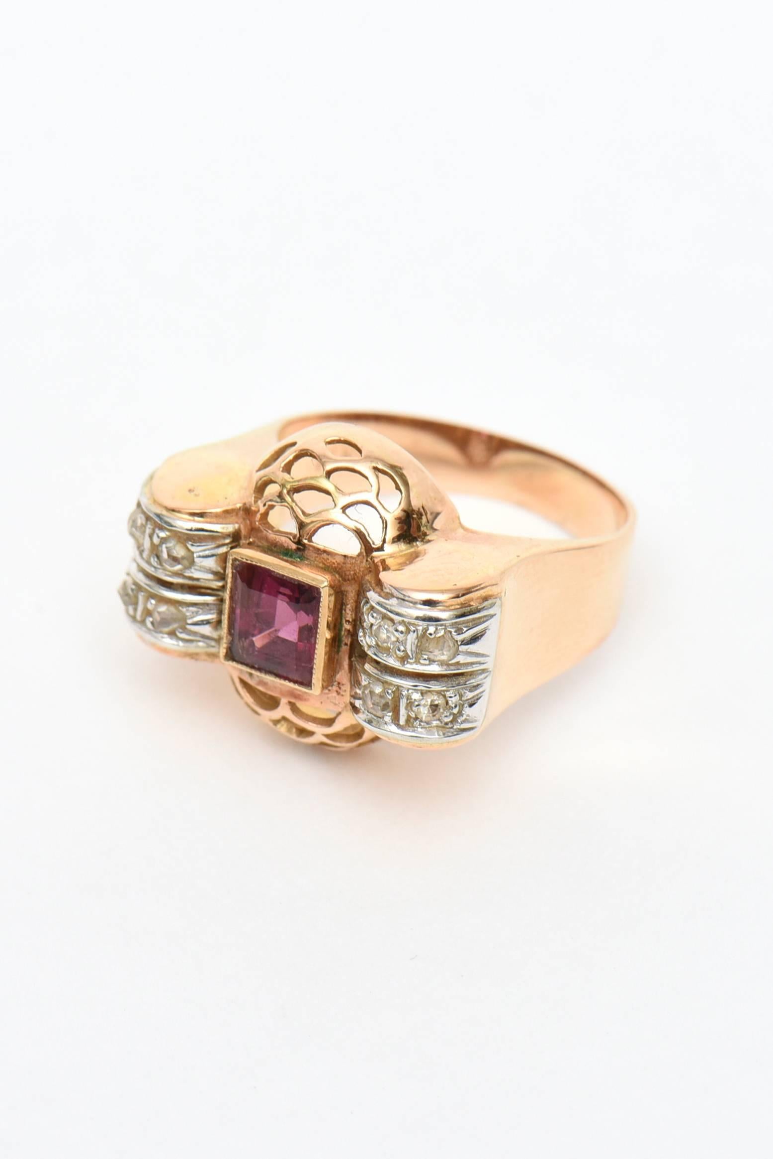 Questo delizioso anello vintage retrò in oro rosa 14 K. ha bordi smerlati che ospitano la rubelite di taglio quadrato circondata da 4 diamanti taglio rosa. La rubelite è una forma di tormalina ed è una pietra semi preziosa. È degli anni '40.