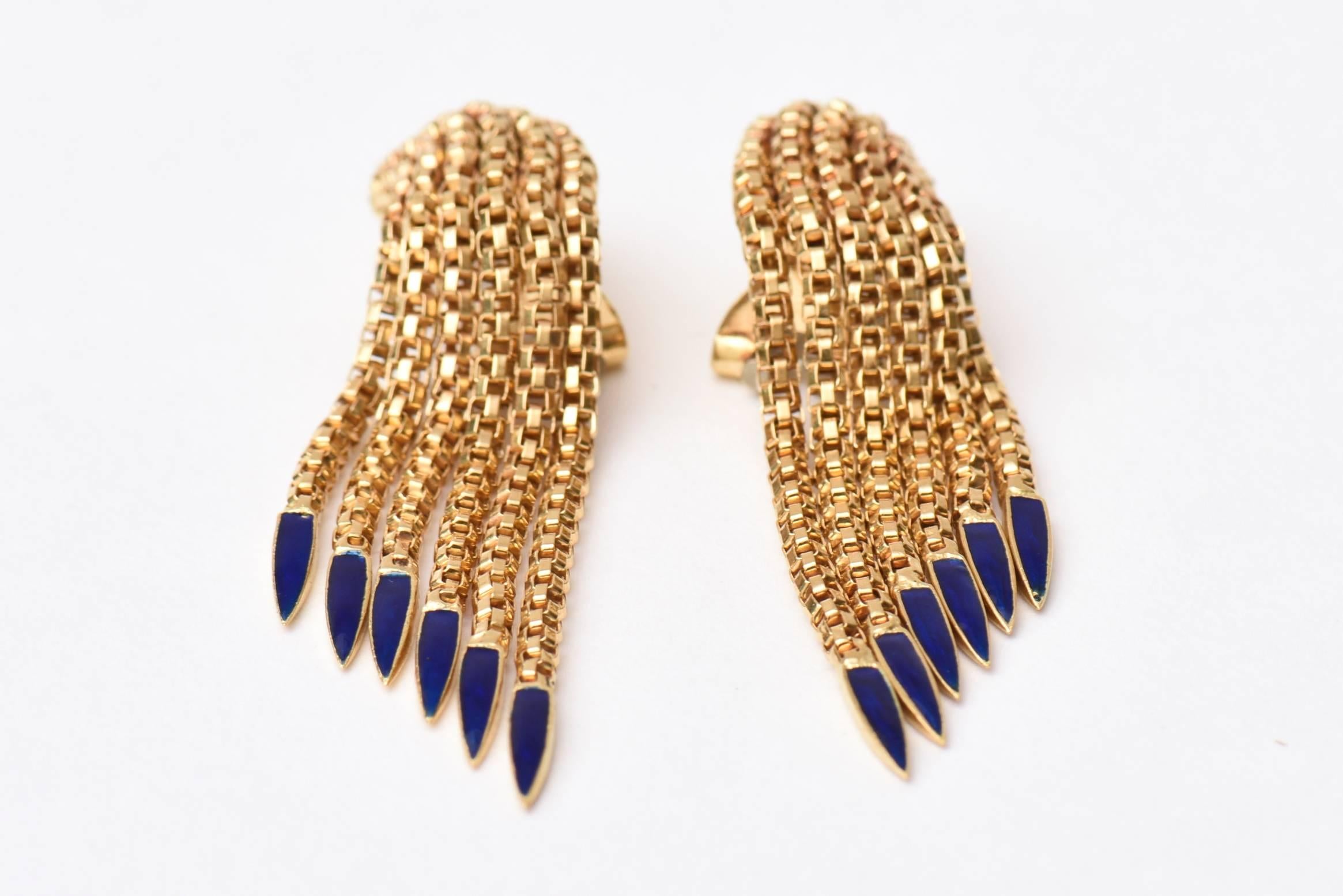 These spectacular and elegant pair of Italian stamped earrings have mesh like weave of 18K
gold with blue enamel tips. They look like wings.
They have an art deco look.
Stamped 18K and Italy.
9.3 DWT
Stunning and period.