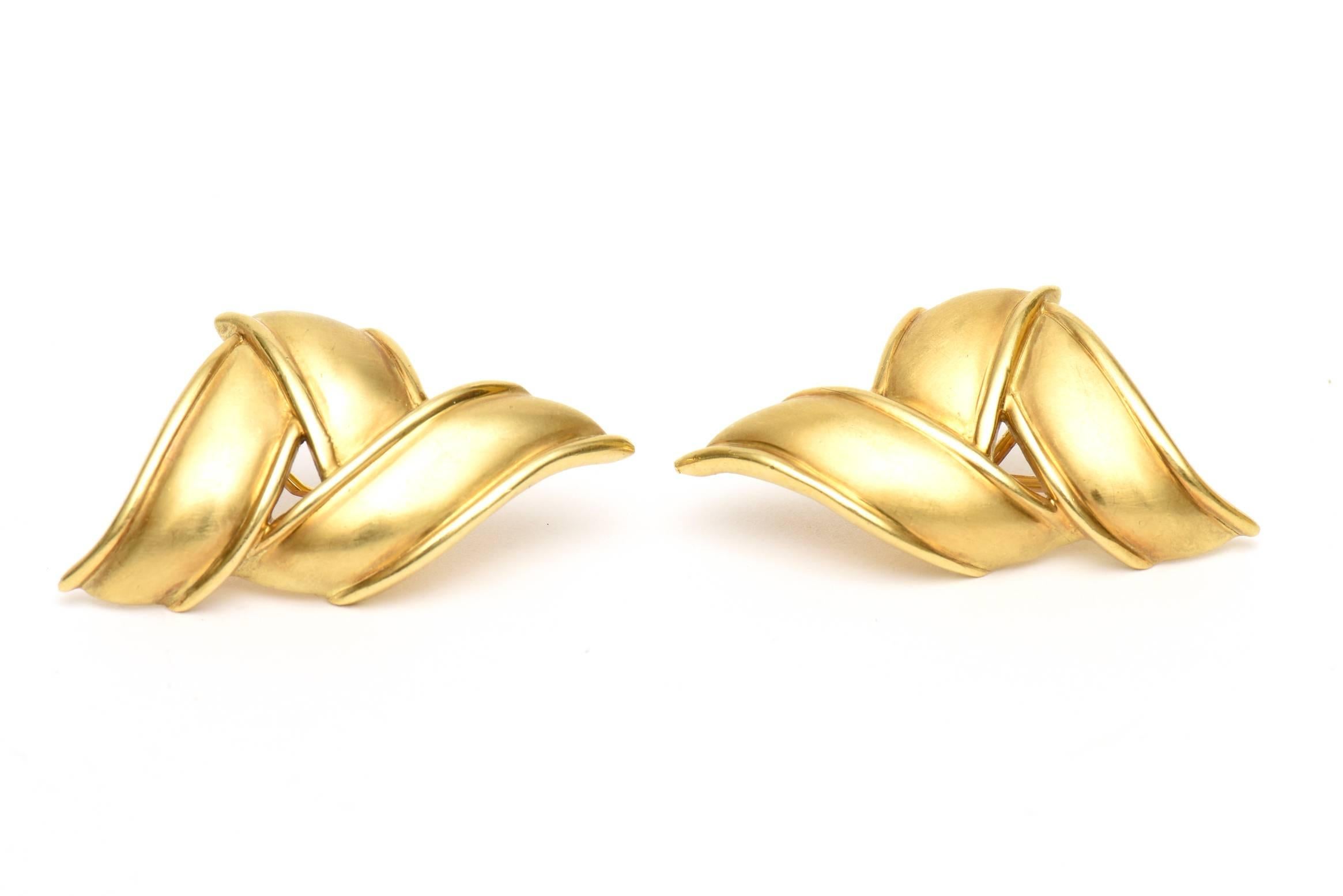 This pair of signed vintage and elegant Tiffany sculptural brush stroke earrings are 18K gold stamped and from the 70's. This is pre Elsa Peretti design from Tiffany. They lay beautifully on the ear lobe and and have a small amount of a hang. They