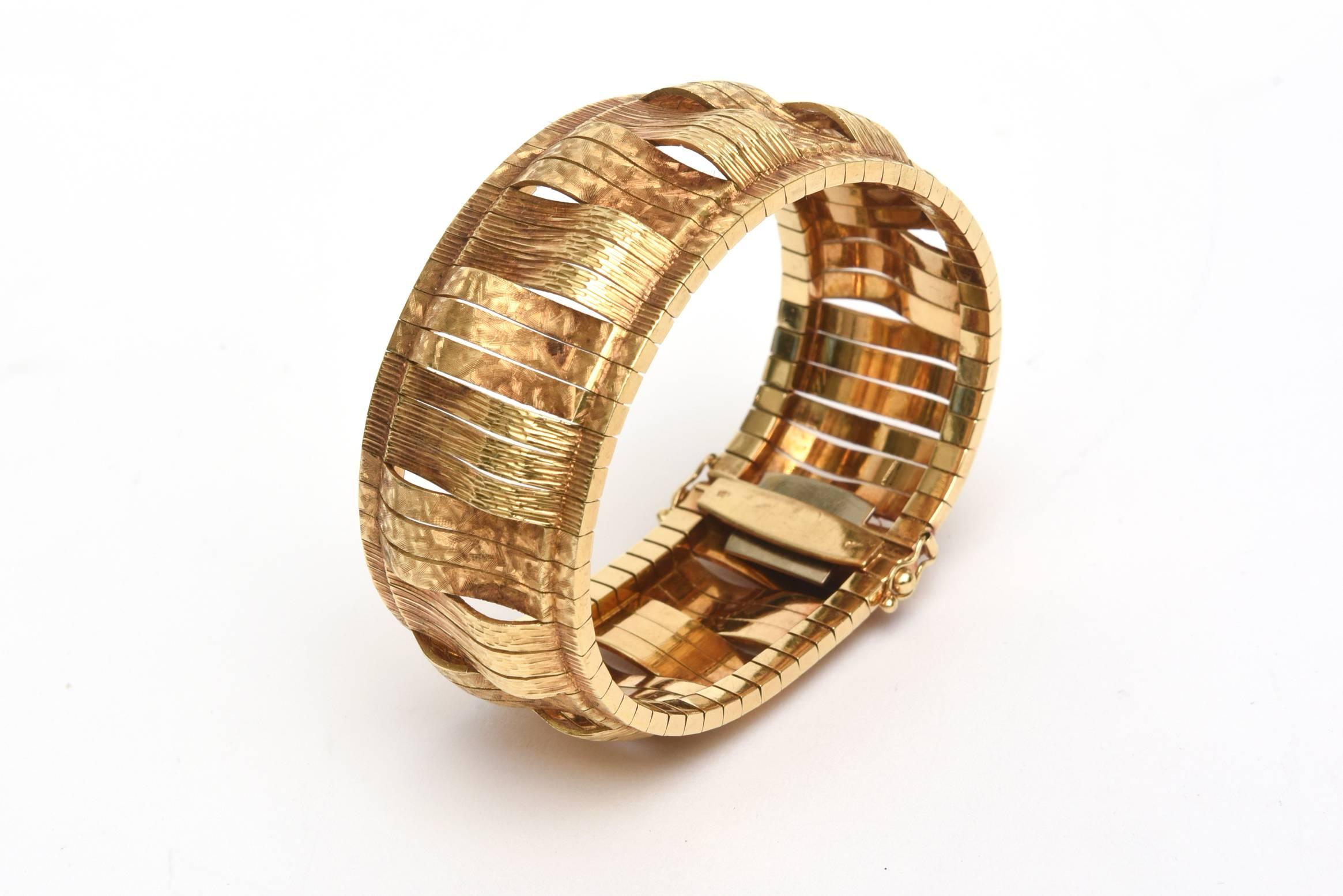 Moderne Bracelet manchette sculptural italien vintage en or 18 carats en vente