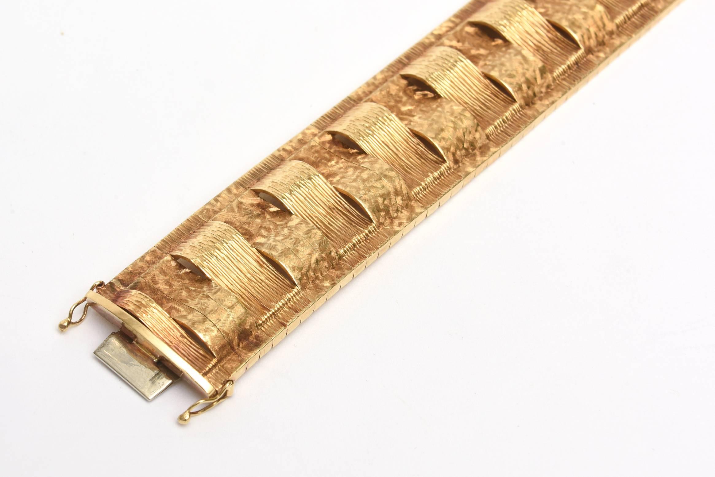 Bracelet manchette sculptural italien vintage en or 18 carats en vente 1