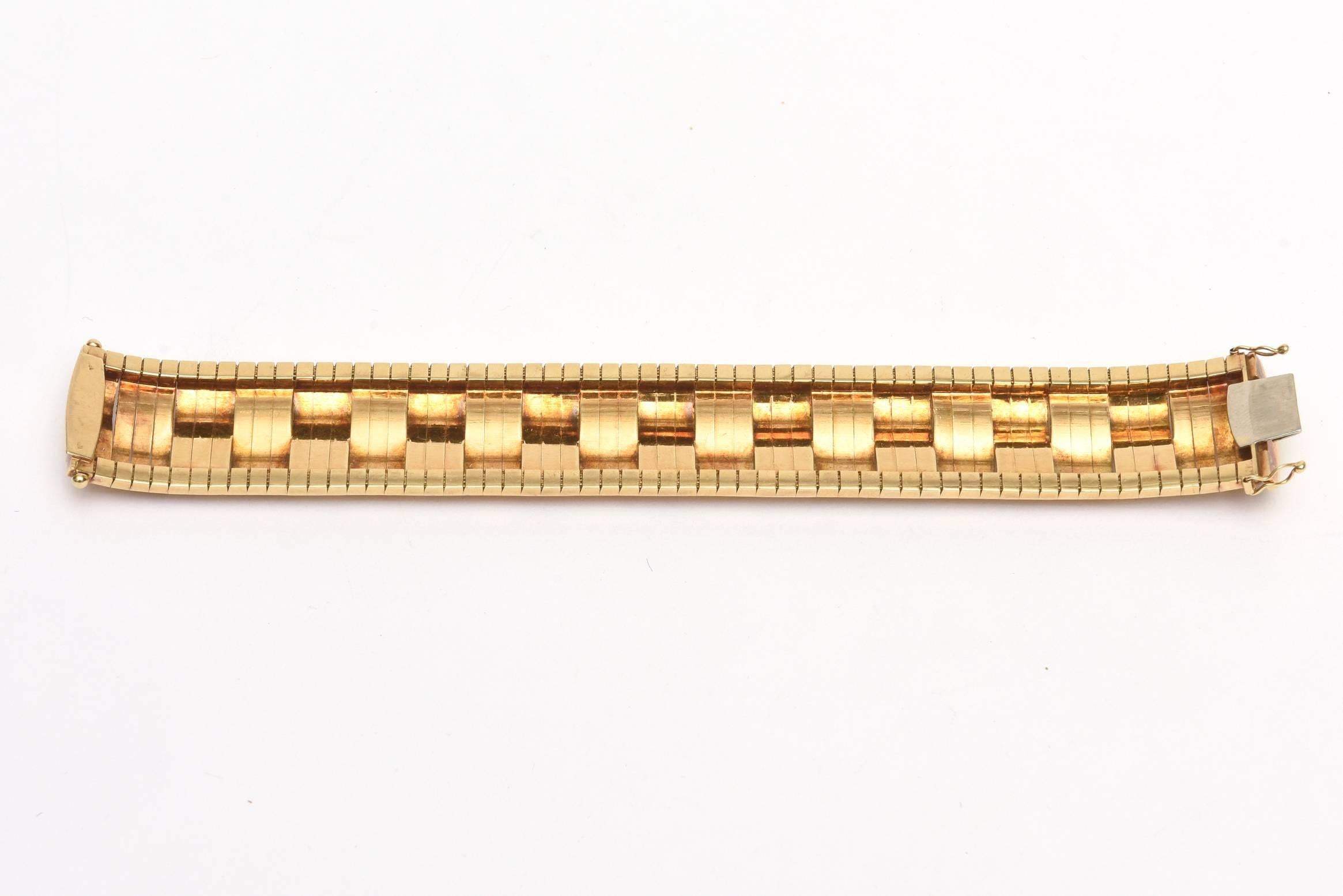 Bracelet manchette sculptural italien vintage en or 18 carats en vente 3