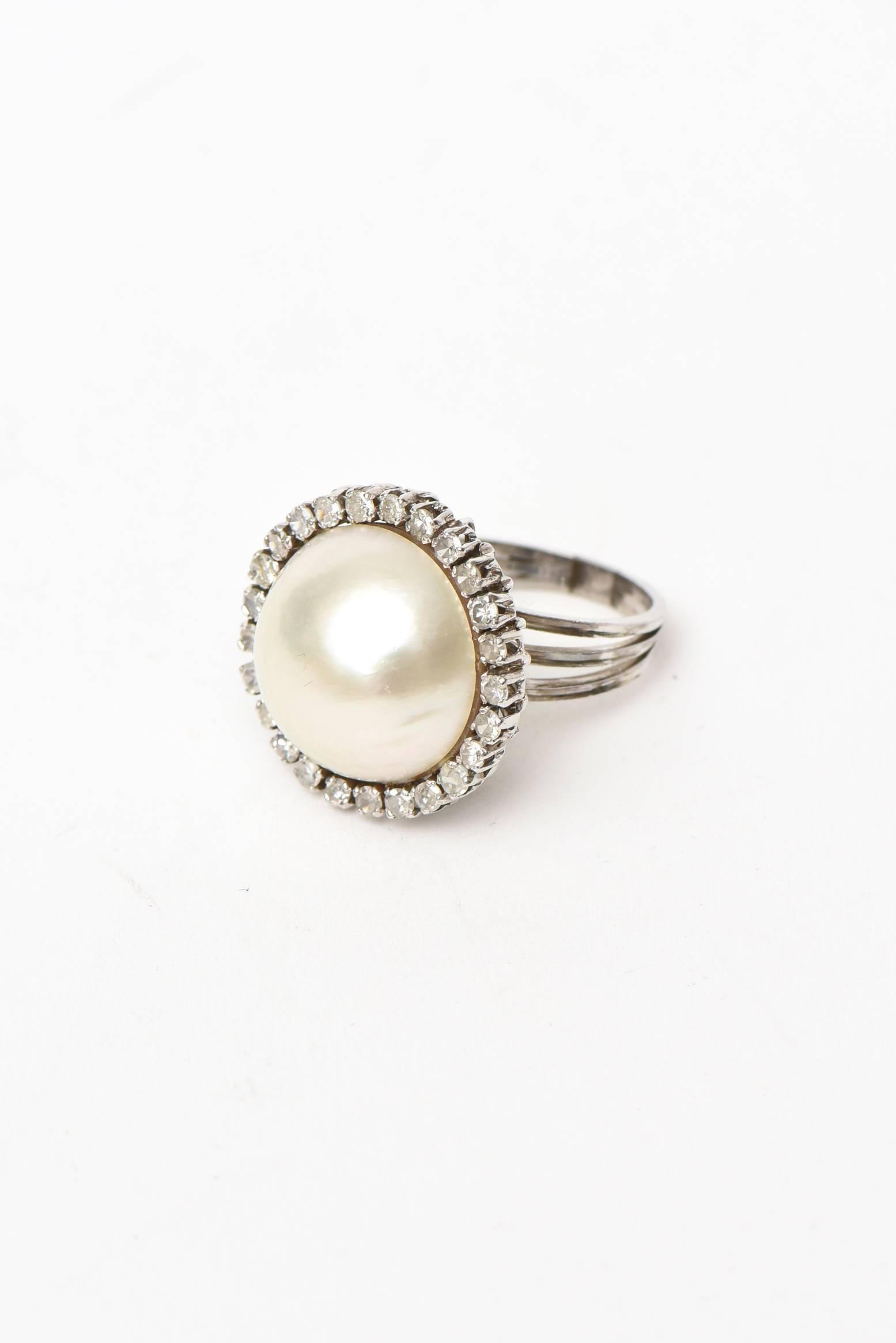 Taille pampille Bague de cocktail vintage en or blanc 14 carats, perle de Mabe et dôme en diamant en vente