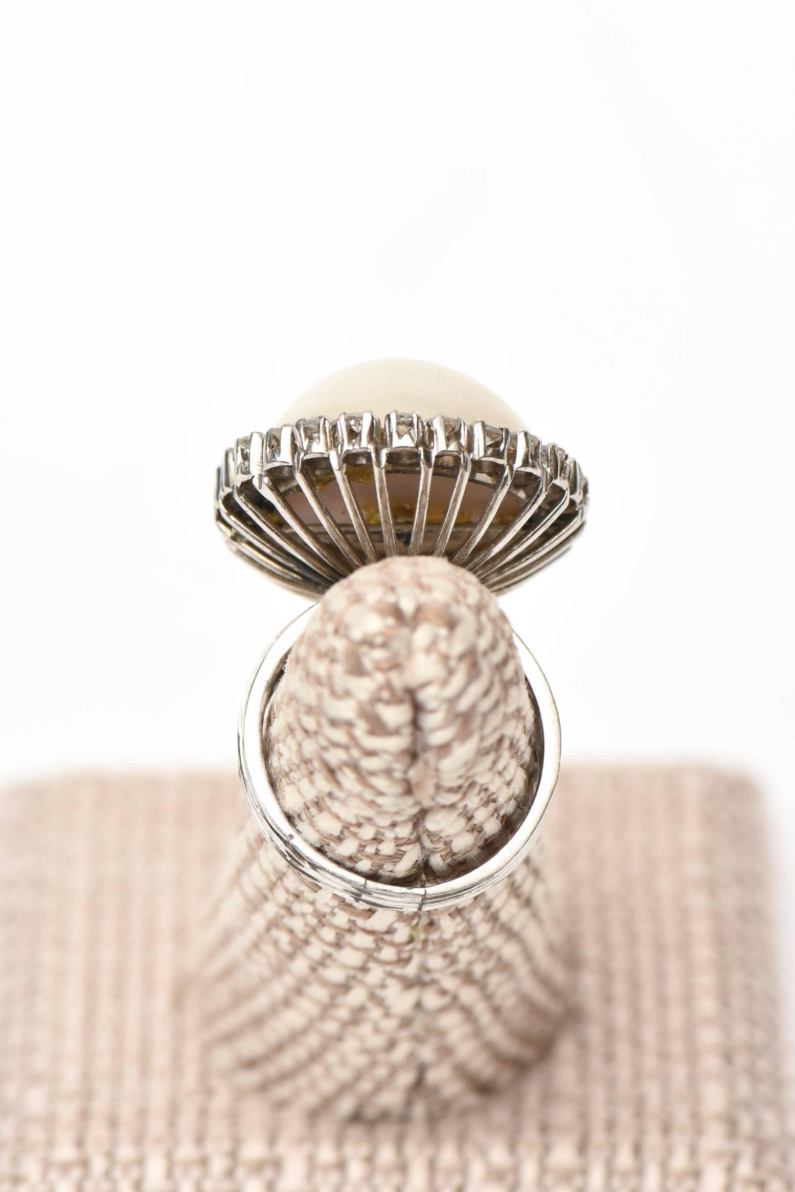 Vintage Mabe Pearl, 14 Karat White Gold and Diamond Dome Cocktail Ring In Good Condition For Sale In North Miami, FL