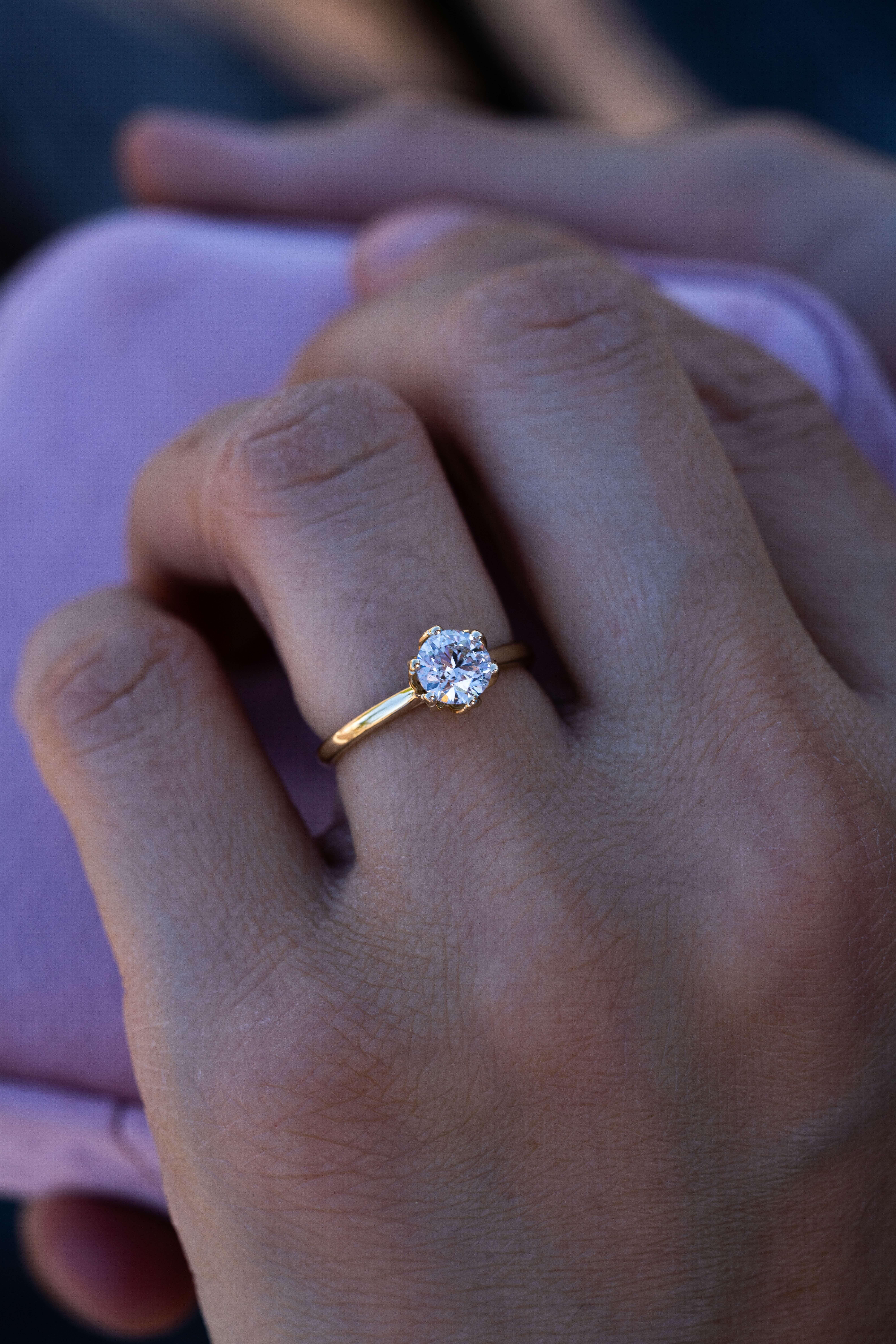 En venta: Anillo de compromiso de diamantes Violette 1,00 ct  3