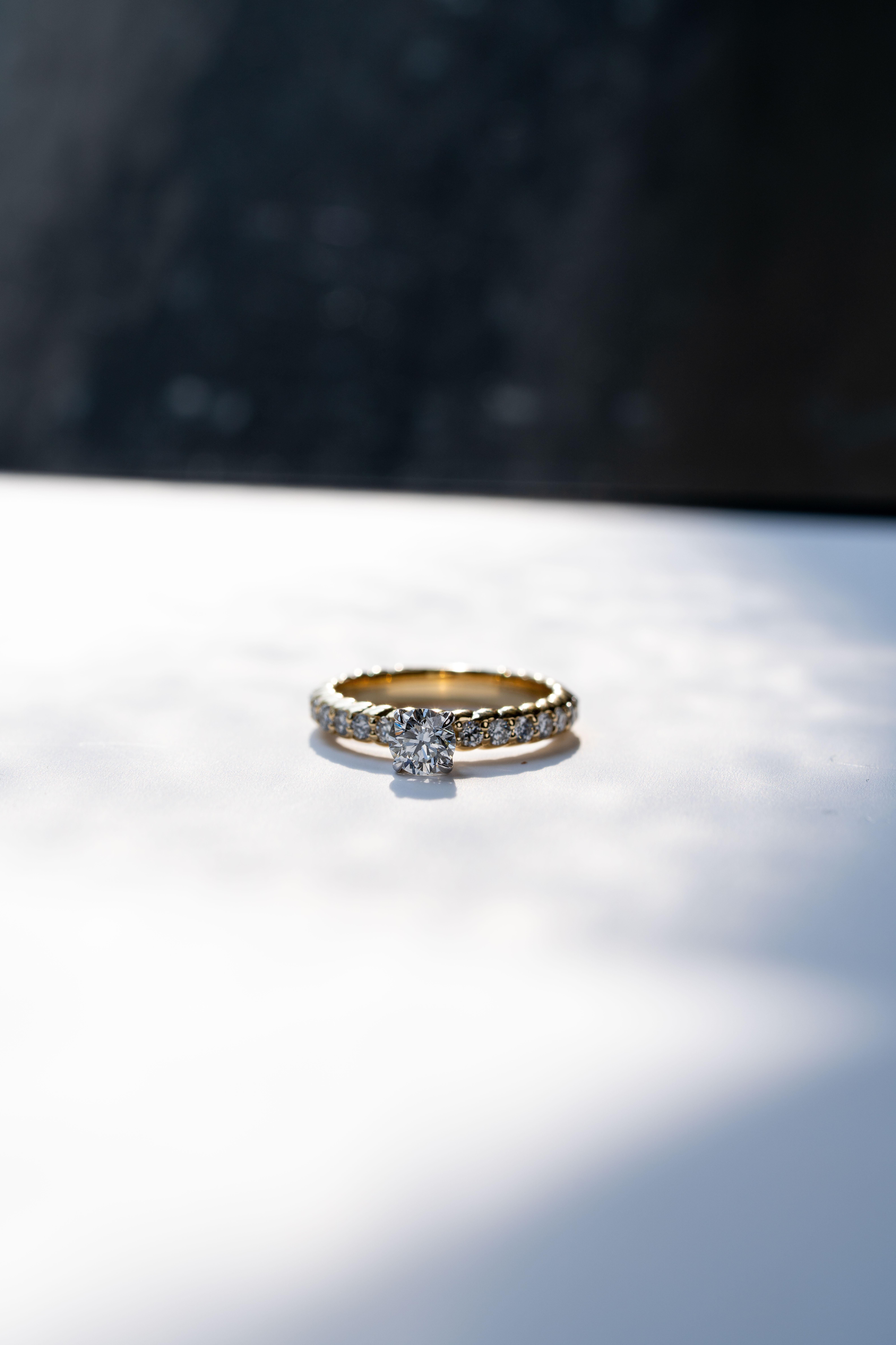En vente :  Bague de fiançailles solitaire à diamant 0,70ct 8