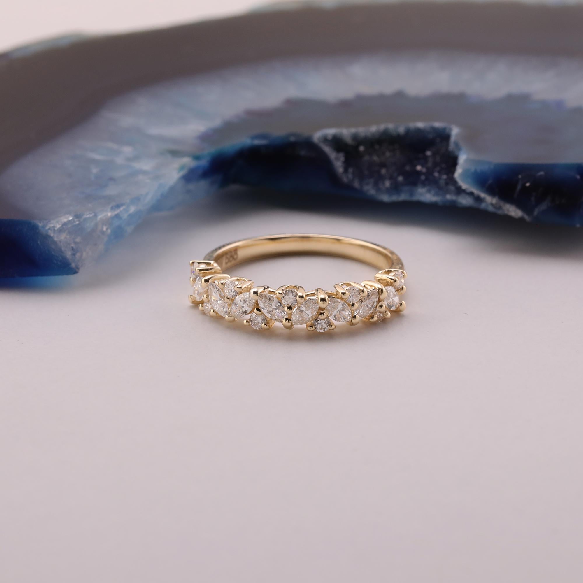 in vendita:  Fascia a mezza eternità con diamante taglio marquise da 0,64 carati 4