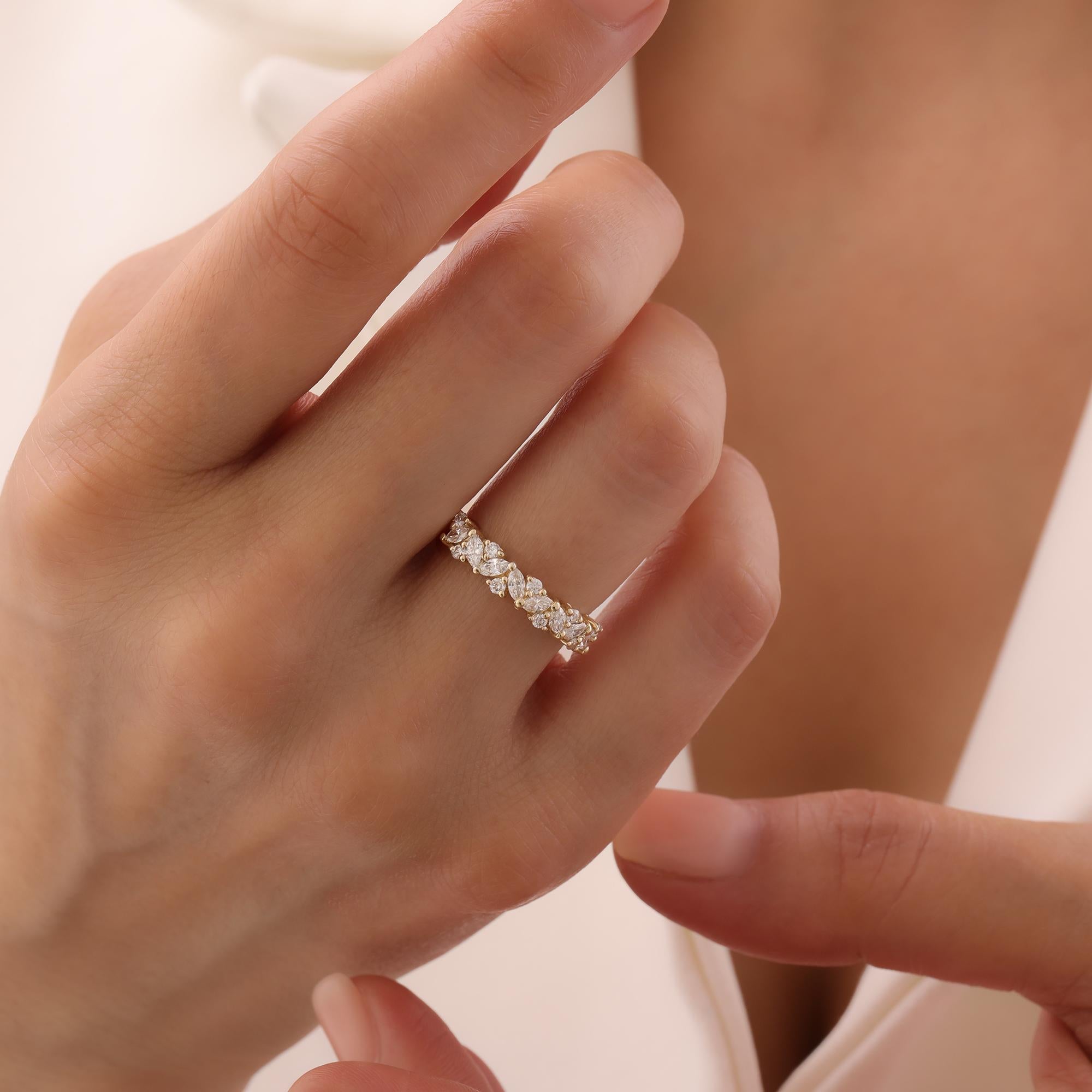 in vendita:  Fascia a mezza eternità con diamante taglio marquise da 0,64 carati 7
