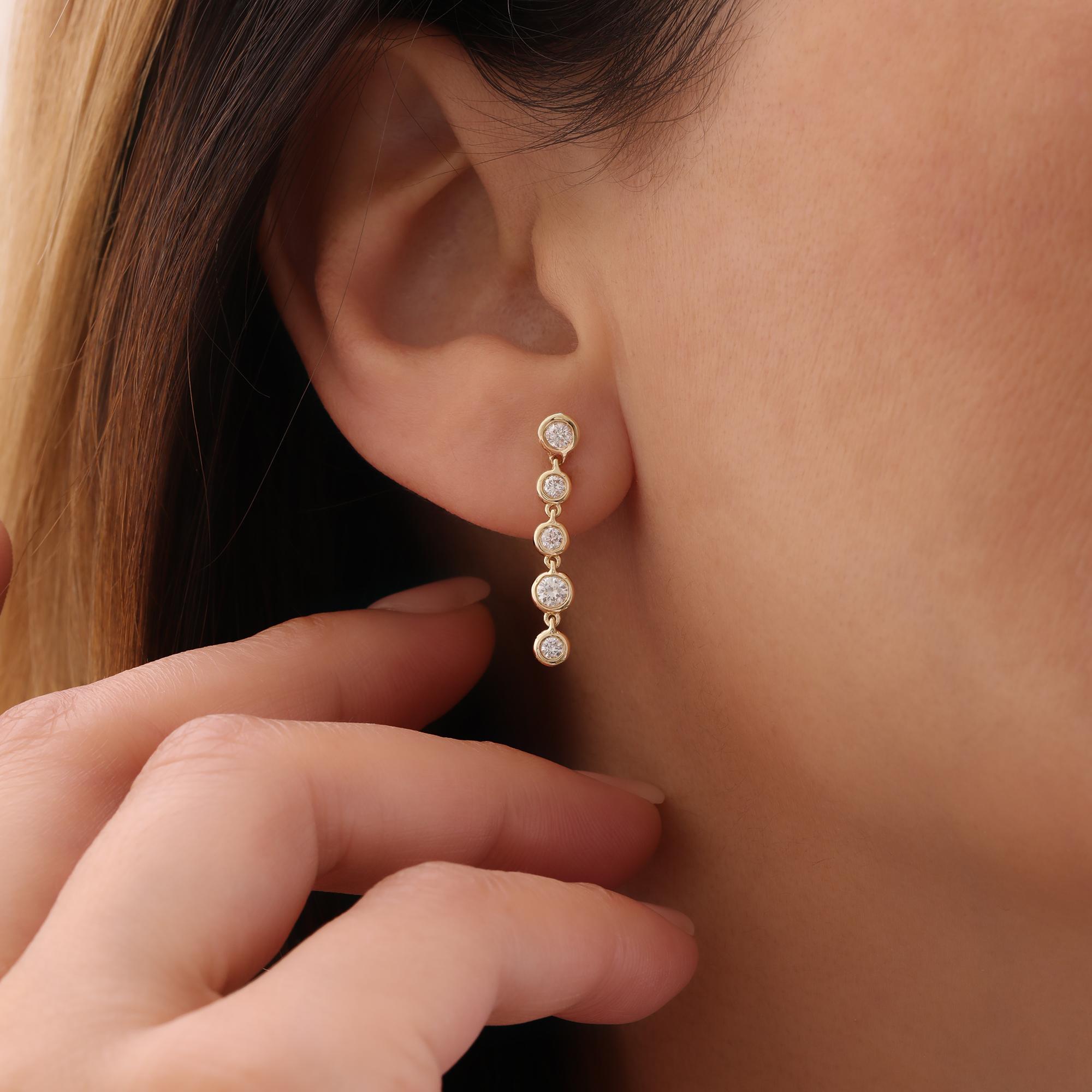 Donna Orecchini di diamanti con castone in vendita