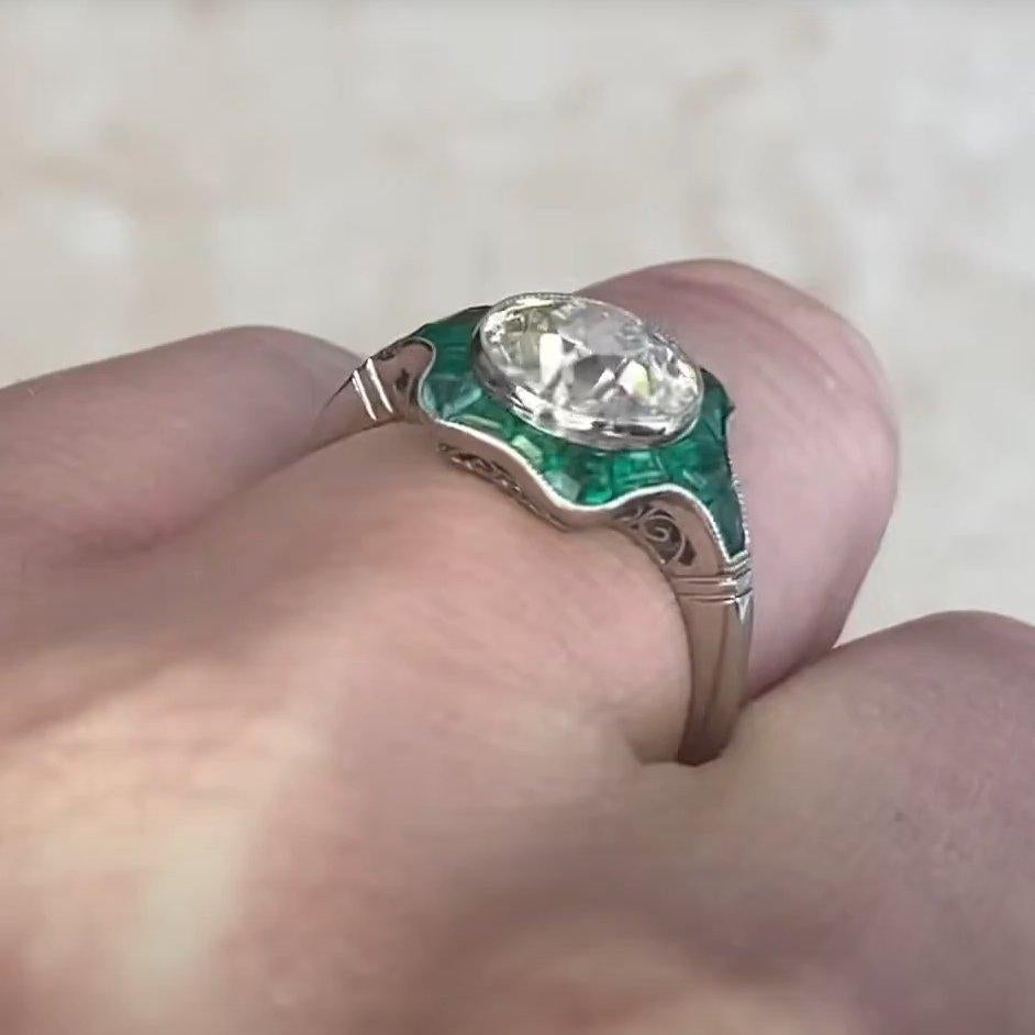 Anello di fidanzamento con diamante vecchio taglio europeo (circa 2,00 carati), aureola di smeraldo In condizioni ottime in vendita a New York, NY
