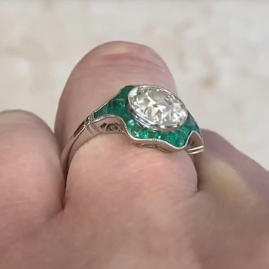 Taglio antico europeo Anello di fidanzamento con diamante vecchio taglio europeo (circa 2,00 carati), aureola di smeraldo in vendita