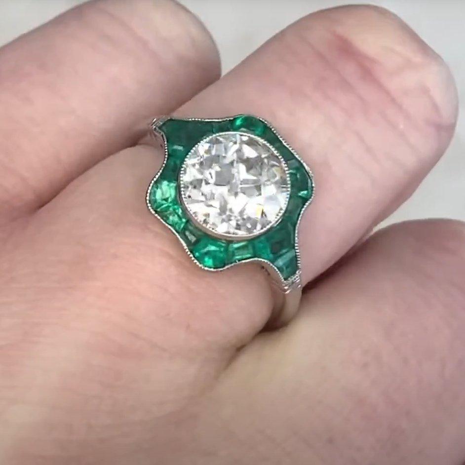 Donna Anello di fidanzamento con diamante vecchio taglio europeo (circa 2,00 carati), aureola di smeraldo in vendita