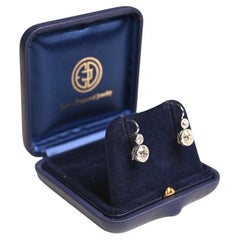 Orecchini con diamanti taglio europeo (circa 2,8 carati), purezza VS1, platino