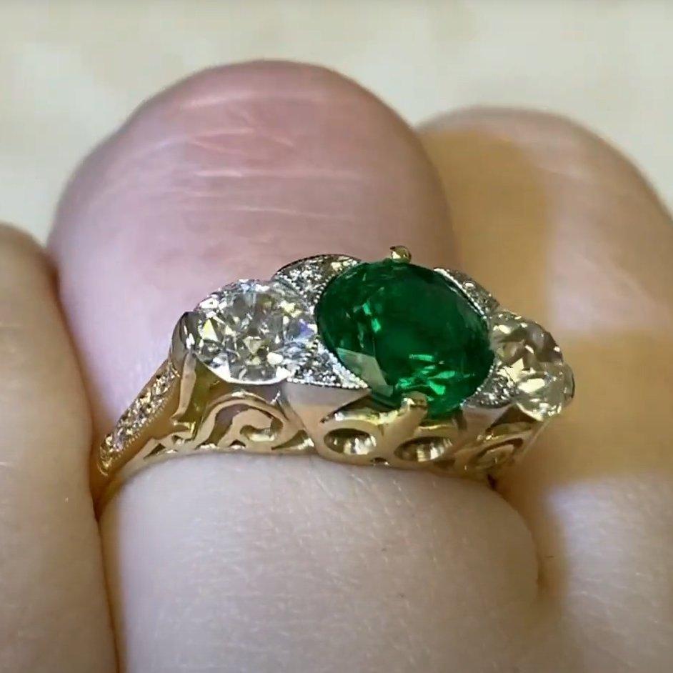 Verlobungsring mit Smaragd im Rundschliff ( ca. 1,60 Karat), 18 Karat Gelbgold im Zustand „Hervorragend“ in New York, NY